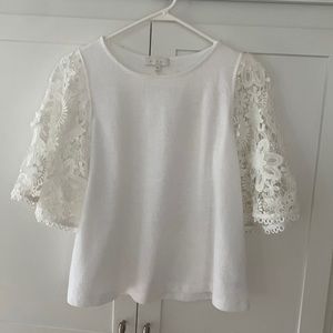 Bell laced sleeved top.